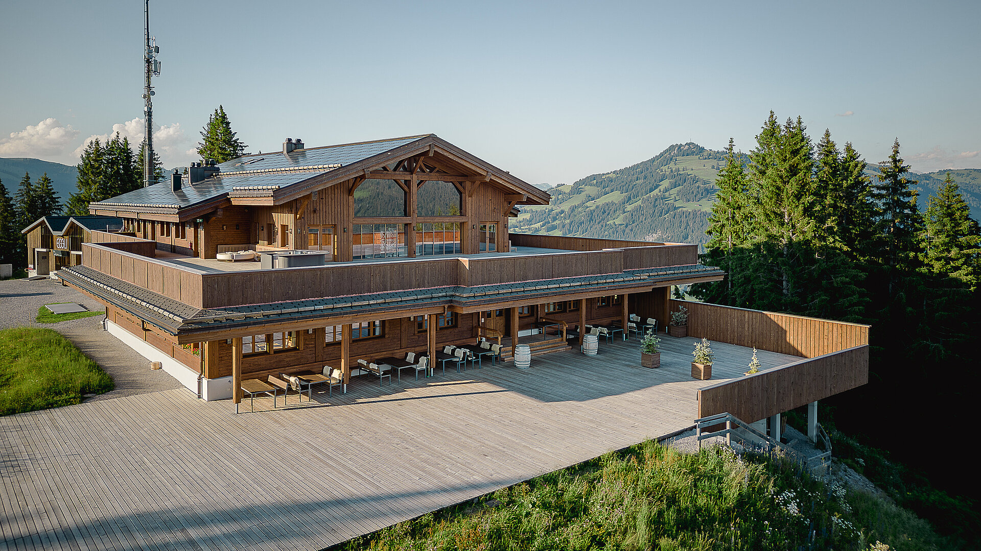 Das hölzerne Bergrestaurant im Fokus auf dem Hausberg Eggli bei sommerlichem Wetter.&nbsp;