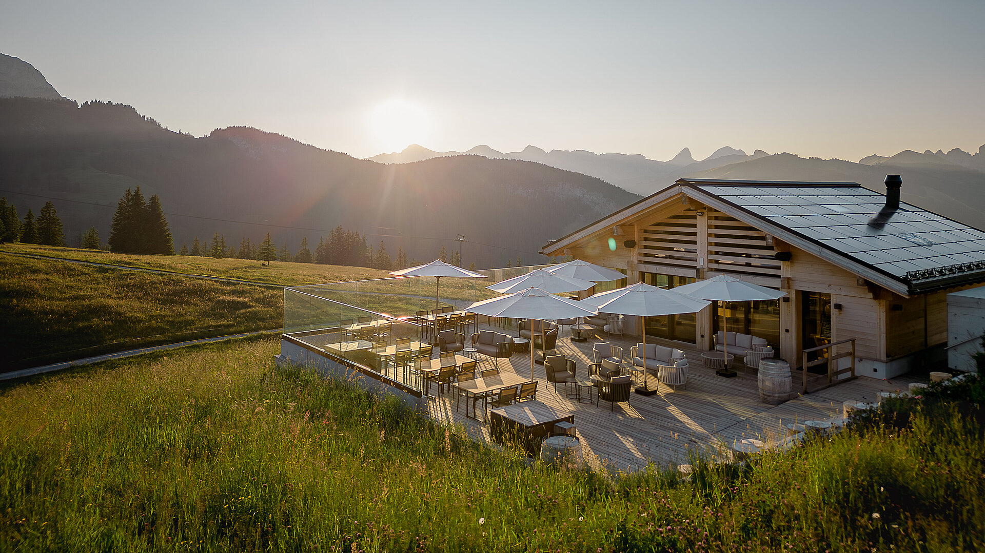 Die Eggli Lounge im Sommer mit Blick in einen schönen Sonnenuntergang.