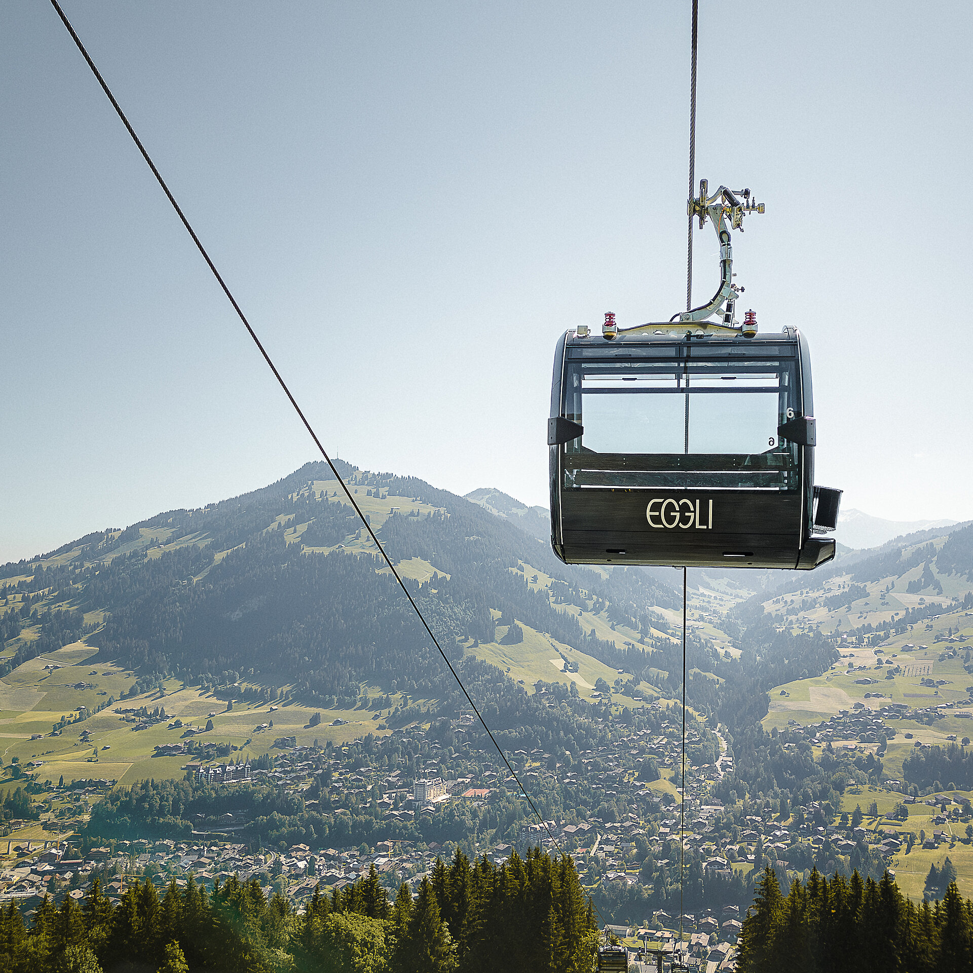 Gondelbahn Eggli mit Blick aufs Dorf Gstaad