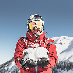 Junger Mann freut sich am frischen Schnee in der Skiwelt Gstaad.